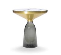 CLASSICON table BELL SIDE TABLE avec la structure en laiton (gris quartz - Plateau en marbre Bianco Carrara et base en verre soufflé)