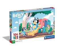 Clementoni | Puzzle Bluey 104 Pièces - Supercolor | Jeu Éducatif pour Enfants 6 Ans+ | Motricité Fine, Observation, Logique | Activité Ludique à Faire en Famille | 48,5 x 33,5 cm