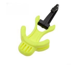 Clip pour équipement de plongée sous-marine pour connecter le régulateur secondaire à un mécanisme de boucle élastique pour la préparation sous l'eau (jaune fluo)