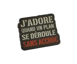 Clj Charles Le Jeune Pin's - J'adore Quand Un Plan Se Déroule Sans Accroc - Cinéma et TV - qualité de finition - Epingle - Broche - Badge - PINS PHRASES ET CITATIONS