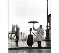 Close Up Reproduction Un Musicien sous la Pluie Robert DOISNEAU (24cm x 30cm) + Un Poster Surprise en Cadeau!