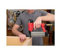 Cloueuse, Libérez-vous des tuyaux et des compresseurs bruyants avec l'agrafeuse couronne 20 V 3/8".