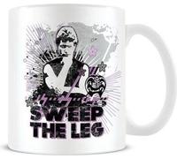 Cobra Kai - Tasse à café "Sweep The Leg" PM1488 (Taille unique) (Blanc/Noir/Violet)