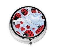 Coccinelle et nuage. Cette petite boîte à pilules ronde est un organisateur de médicaments de voyage portable avec trois compartiments pour ranger les médicaments quotidiens.