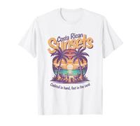 Cocktail dans les pieds de la main dans le sable Couchers de soleil costaricains T-Shirt