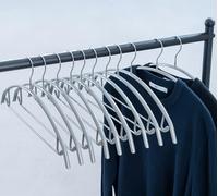 Cocomaya Cintre en métal anti-chocs avec revêtement en caoutchouc antidérapant - 43 cm - Cintre pour chandails et costumes - Avec barre pour pantalons (argenté, 20)
