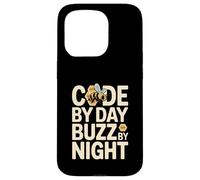 Code by Day Buzz by Night Programmateur Bee Humour Coque pour iPhone 15 Pro