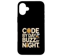 Code by Day Buzz by Night Programmateur Bee Humour Coque pour iPhone 16 Plus