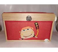 Coffre en bois et tissu en machine.