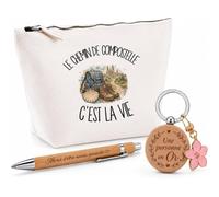 Coffret Cadeau Le Chemin de Compostelle C'est la Vie | Trousse Coton, Stylo Bambou Gravé et Porte-Clés Bois | 3 Pièces Prêtes à Offrir | Remerciement Pèlerin Pèlerine Anniversaire Noël