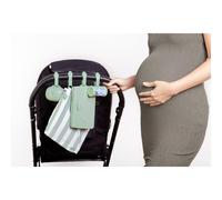 Coffret cadeau pour couches Ubbi On-The-Go comprenant un tapis langer et un distributeur de lingettes pour sac, un porte-sucette et un distribu