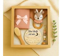 Coffret de naissance personnalisé Biche - Box bébé avec brosse en bois gravée, hochet crochet biche, lange, bavoir et plaque en bois - Cadeau naissance, baptême ou baby shower