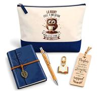 Coffret Pochette La Mamy Elle a Un Grain mais C'est pour ça qu'on l'adore | Pochette Coton, Carnet Similicuir, Stylo Bambou, Marque-Page Bois, Porte-Clés Livre | 5 Pièces | Cadeau Anniversaire Noël