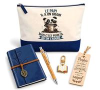 Coffret Pochette Le Papi il a Un Grain mais C'est pour ça qu'on l'adore | Pochette Coton, Carnet Similicuir, Stylo Bambou, Marque-Page Bois, Porte-Clés Livre | 5 Pièces | Cadeau Anniversaire Noël