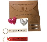 Coffret Saint Valentin, 2 Bracelets Gourmettes Personnalisés argent Acier inoxydable , 2 Porte-Clés Cuir Personnalisés, 2 Broches Cœur, coffret kraft coeur, fabrication Française, pret a offrir