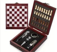 Coffret sommelier avec jeu d'échecs intégré - Ensemble de 5 accessoires vin - tire-bouchon - bouchon - verseur -collerette - cadeau original - dans une enveloppe cadeau prêt à offrir