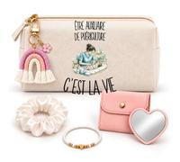 Coffret Trousse à Maquillage Être Auxiliaire de Puériculture C'est la Vie | Trousse Coton, Miroir de Poche Cœur, Bracelet, Chouchou Satin, Porte-Clés | 5 Pièces | Cadeau Nounou Crèche Fin d'Année