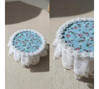 Colcolo Table Miniature avec Jupe ntelle, Table Basse Miniature Fleurie, Motif Petites Fleurs Roses Et Blanches sur Fond Vert, Vert À Fleurs Roses Et Blanches