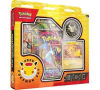 Collection Pokémon Day 2026 du JCC Pokémon (Une Carte holographique, Une pièce de Monnaie et Trois enveloppes d'extension)