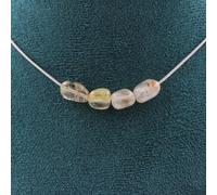 Collier avec 4 perles de quartz rutile en or du Brésil. Chaîne en acier inoxydable