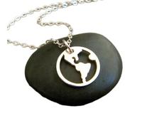 Collier carte du monde en argent sterling 925, petit globe terrestre, bijou de voyage, pendentif Terre, cadeau délicat pour les âmes voyageuses | Chaîne de 45 cm | Plaqué argent | LK_PNK_02566