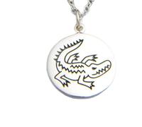Collier crocodile en argent sterling 925. Breloque animal totem. Pendentif de pouvoir. Bijou talisman crocodile. Cadeau de méditation et de nature | Chaîne de 45 cm | Plaqué argent | LK_PNK_03060