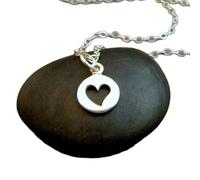 Collier cœur en argent sterling 925. Breloque cœur découpée. Délicat et délicat. Petit pendentif. Bijou simple et quotidien. Cadeau de Saint-Valentin pour femme | Avec chaîne de 45 cm | Plaqué