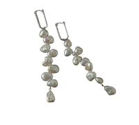 Collier de perles baroques d’eau douce fait main avec des fragments d’argent, super long comme une fée.