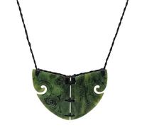 Collier de Plastron en Jade néphrite sculpté à la Main avec Sculptures Whakairo - Grand Pendentif Maori Koru en Demi-Cercle en Pierre Verte pour Femme - Bijoux Tribaux en Pierres précieuses Vertes
