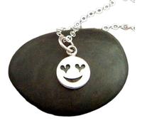 Collier en argent sterling 925 avec pendentif « Emoji » en forme de cœur et d'yeux. Bijou avec petit texte et smiley. Charm original, kitsch et amusant, idéal comme cadeau ! Avec chaîne de 45 cm |