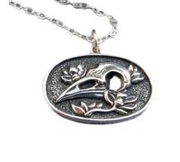 Collier en argent sterling 925, petit crâne de corbeau avec fleur, yeux creux, breloque d'Halloween, anatomie animale, bijou gothique et macabre | Chaîne de 45,7 cm | Plaqué argent | LK_PNK_02897