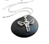 Collier en argent sterling 925 représentant l'utérus, les ovaires, les organes reproducteurs, breloque anatomique, science médicale, gynécologie, anatomie humaine | avec chaîne de 45 cm | plaqué