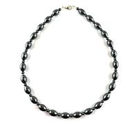 Collier en pierre d'hématite, avec des perles formes olives alternées avec petites perles de 4 mm. Un classique toujours aussi élégant, avec son fermoir en argent et son écrin offert (42)