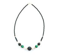 Collier en pierres véritables en onyx noir brillant et mat, avec gemmes de couleurs au centre. Montage sur câble et apprêts plaqués or. Fabrication française (MALACHITE/HOWLITE, 42 CM)