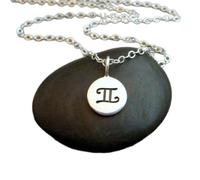 Collier Gémeaux en argent sterling 925. Pendentif petit symbole astrologique représentant le signe du zodiaque. Bijou simple et élégant pour tous les jours|Chaîne de 45 cm|Plaqué argent|LK_PNK_2730