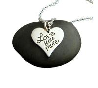 Collier « Love You More » en argent sterling 925. Petit cœur, bijou romantique inspirant, citation inspirante, cadeau d'affirmation, pendentif avec mot d'amour, chaîne de 45 cm, plaqué argent,