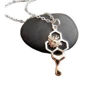 Collier nid d'abeilles en argent sterling 925 avec une abeille en bronze. Goutte de miel. Petit pendentif nature. Breloque insecte. Petite abeille. Cadeau jardinier | Avec chaîne de 45 cm | Plaqué