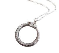 Collier Ouroboros en argent sterling 925, petit serpent mangeant sa queue. Breloque de science-fiction, fantastique, mythologie, cercle infini, vie éternelle | Chaîne de 45 cm | Plaqué argent |