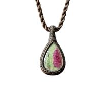 Collier pendentif en fil de pierre précieuse rubis zosite naturel, forme poire, avec chaîne en cordon de cuir. Bijou fait main sublimant la passion. Médaillon sublimant la passion | LK_SGMP_0470