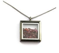 Collier Rubis Brut. Modèle Carré. Couleur Noir.