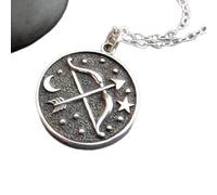 Collier Sagittaire en argent sterling 925. Signe du zodiaque. Flèche d'archer. Symbole astrologique. Planète dominante : Jupiter. Design double face. Avec chaîne de 45 cm. Plaqué argent. L_PN_0251