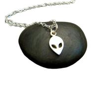 Collier tête d'alien en argent sterling 925. Petit pendentif extraterrestre. Bijou délicat et raffiné inspiré des sciences spatiales. Breloque emoji OVNI originale | Chaîne de 45 cm | Plaqué argent