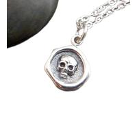 Collier tête de mort en argent sterling 925. Mini breloque Halloween style sceau de cire. Bijou goule gothique. Petit pendentif effrayant. Cadeau mystique | Avec chaîne de 45 cm | Plaqué argent |