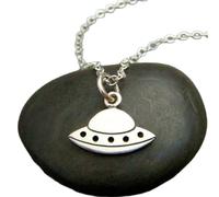 Collier vaisseau spatial en argent sterling 925. Petit pendentif spatial. Bijou g t scientifique extraterrestre. Cadeau original et amusant. Breloque OVNI kitsch et étoilée | Avec chaîne de 45