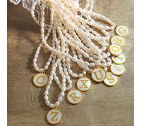 Colliers for femmes, collier de perles AZ 26 lettres for femmes, chaîne de perles élégante, collier pendentif initial en coquillage blanc, chaîne de clavicule, cadeau d'anniversaire avec coffret cadea