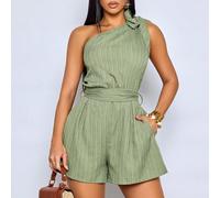 Combinaison courte femme style bohème, nouvelle collection printemps-été, à une épaule, rayures olive, avec nœud, taille avec ceinture et poches. Tissu à rayures vagues tressées. Combinaison femme pou