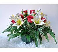 Composition de Fleurs Artificielles Lesté Ciment Pour Une Parfaite Tenue à L' Extérieur Vu Son Poids et Son Pot en Forme de Charlotte. Réalisé Par Nos Soins, Fleurs de Très Bonne Qualité.