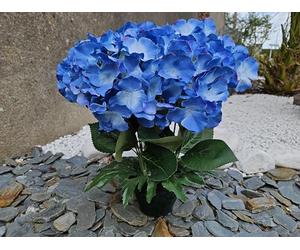 Composition de fleurs artificielles. Réalisé par nos soins, produit apprécié dans nos villes. Les fleurs sont aussi de très bonne qualité. Vous ne serez pas déçus par sa résistance au vent.