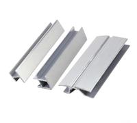 Connecteur flexible pour les panneaux de base pour les cuisines et les meubles permettant une fixation sûre et des transitions visuellement uniformes entre les plinthes (90 ° à 10 cm)