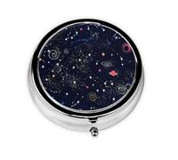 Constellation Star Clusters Galaxies Cette petite boîte à pilules ronde imprimée est un organisateur portable de pilules et de vitamines, parfait pour les poches, les sacs à main et les voyages.